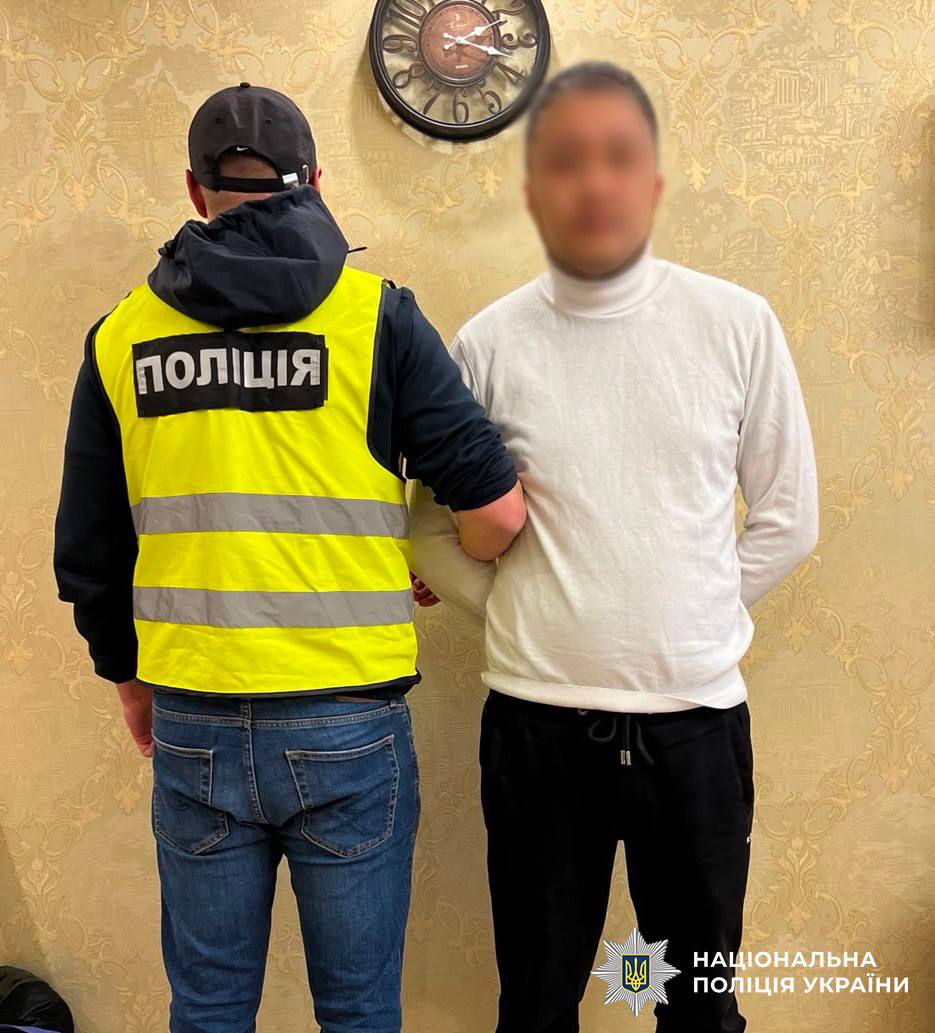 Погрожували втратою будинку та квартири через нібито «розшук ТЦК»: поліцейські Києва викрили двох шахраїв - фото 2
