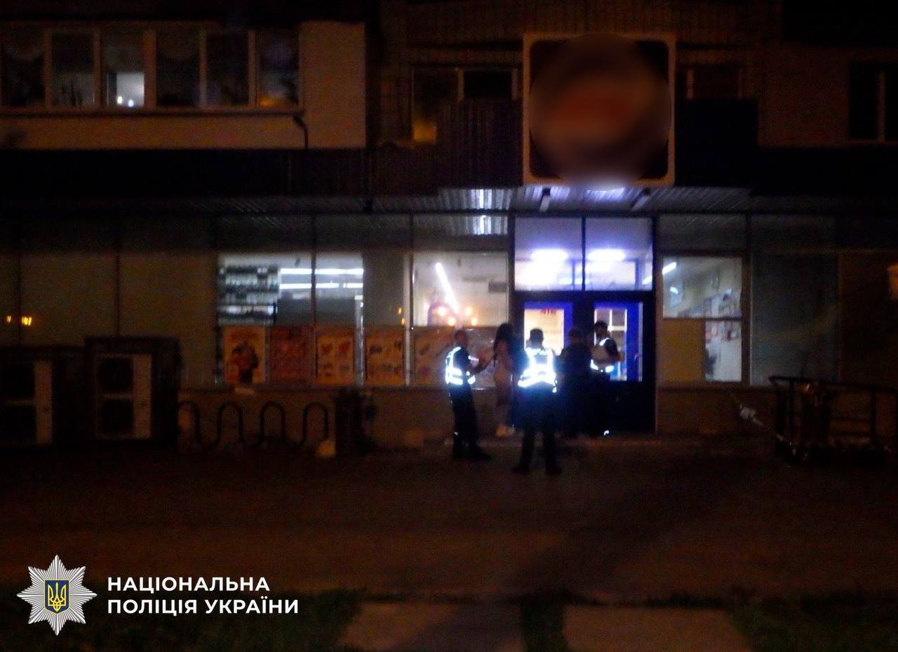 У Києві дівчина вибила двері магазину через відмову у продажу алкоголю