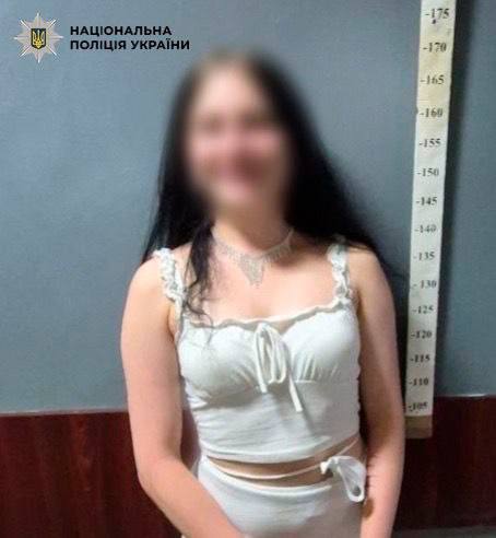 У Києві дівчина вибила двері магазину через відмову у продажу алкоголю - фото 2