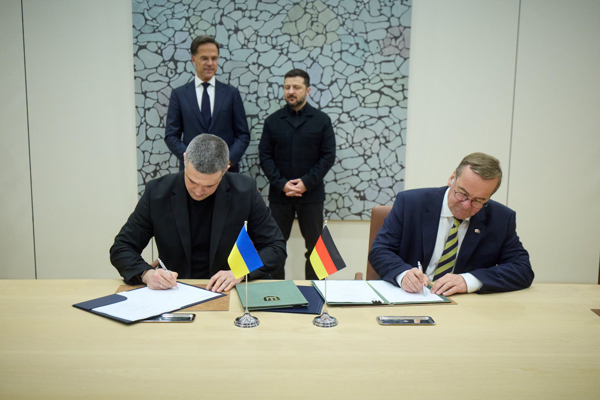 Україна й Німеччина домовилися про розвиток антибалістики та спільне виробництво НРК