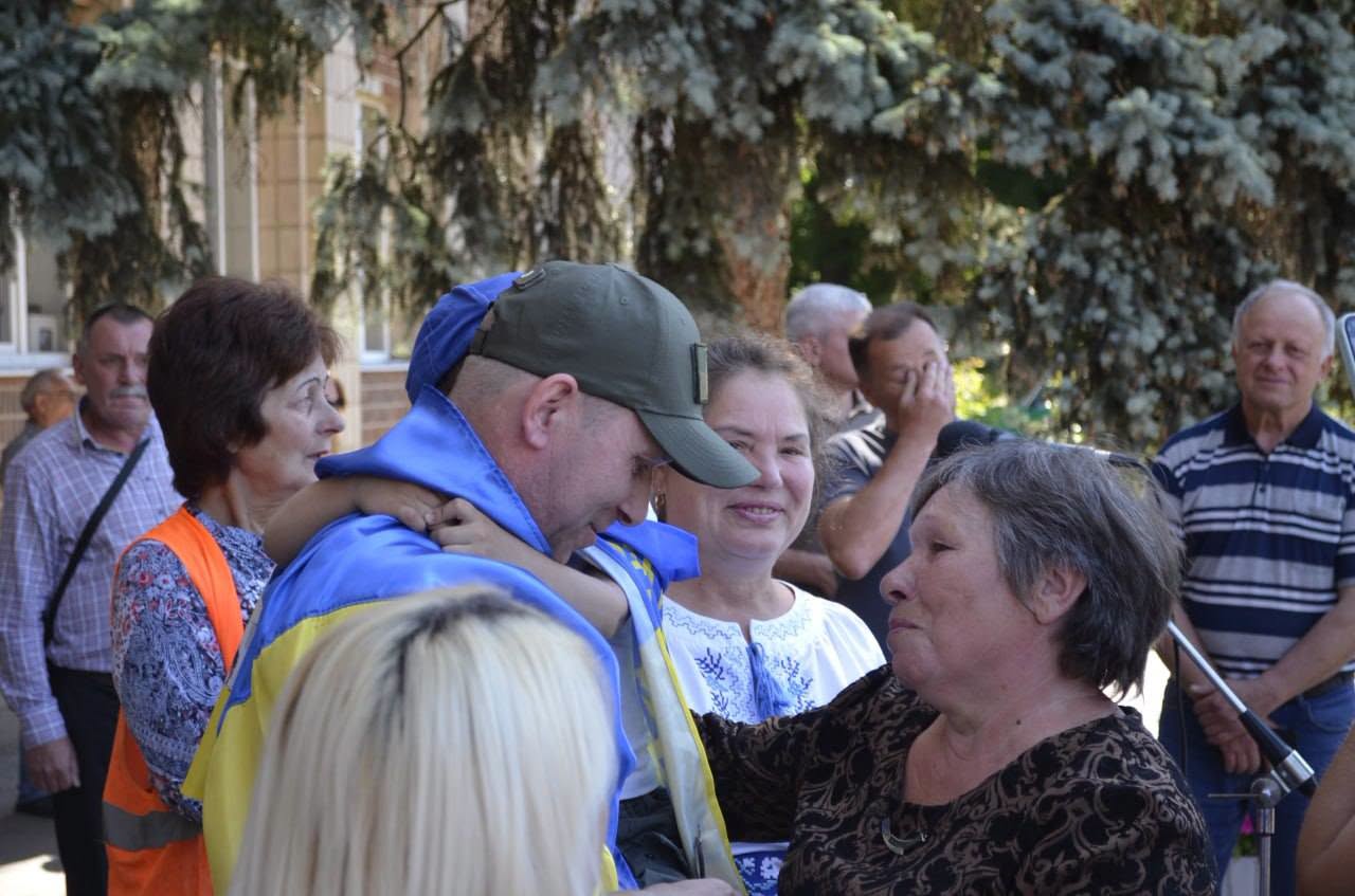 Онук міцно обіймав дідуся: у Звенигородці зустріли звільненого із полону Героя