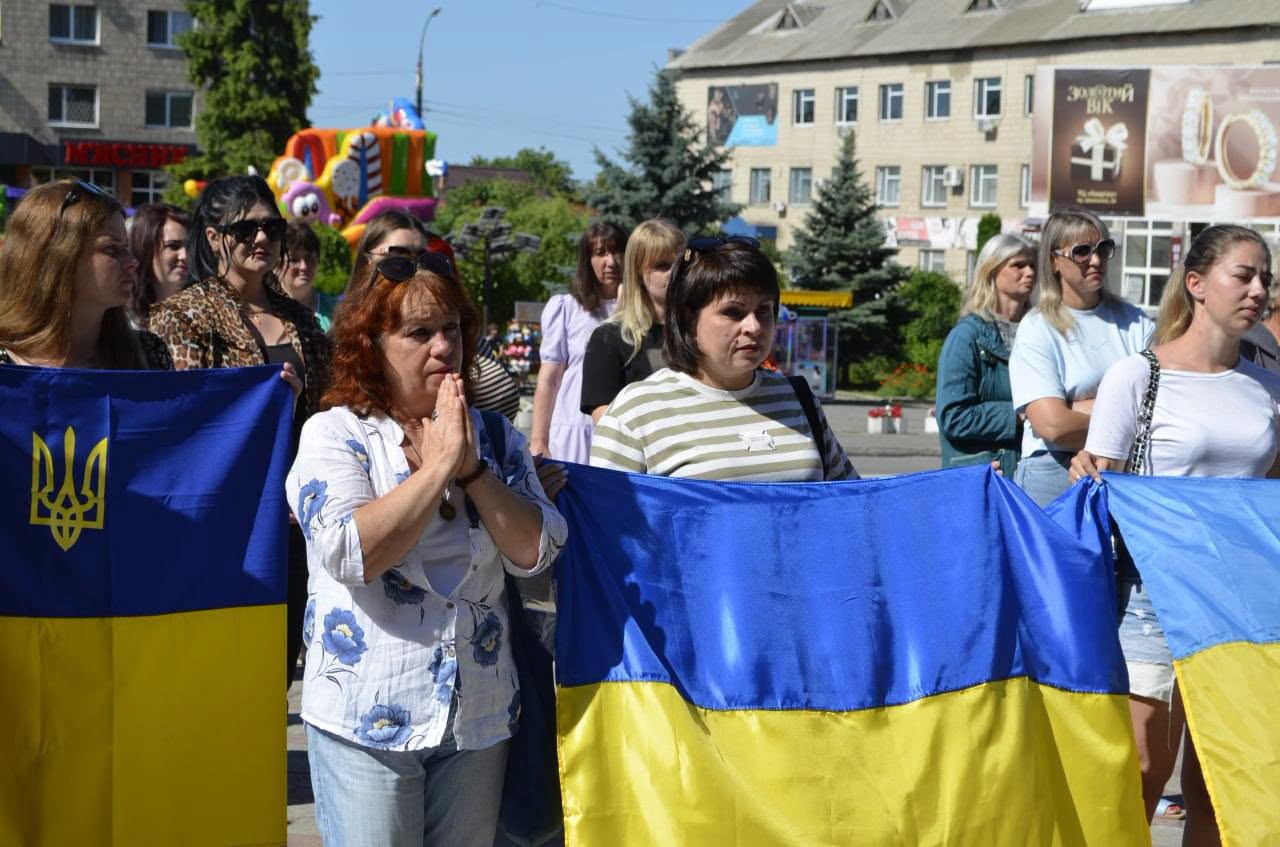 Онук міцно обіймав дідуся: у Звенигородці зустріли звільненого із полону Героя - фото 2