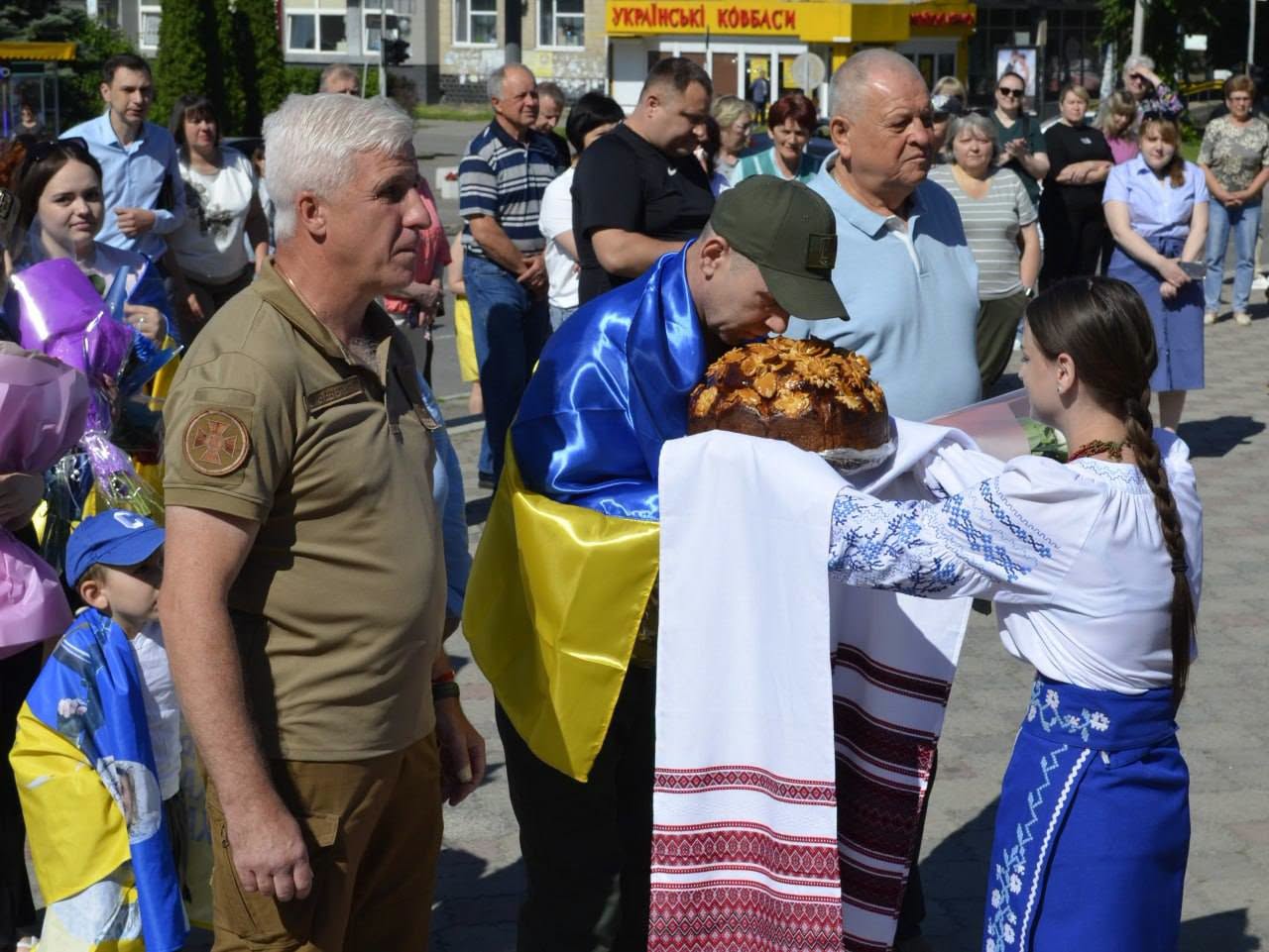 Онук міцно обіймав дідуся: у Звенигородці зустріли звільненого із полону Героя - фото 3