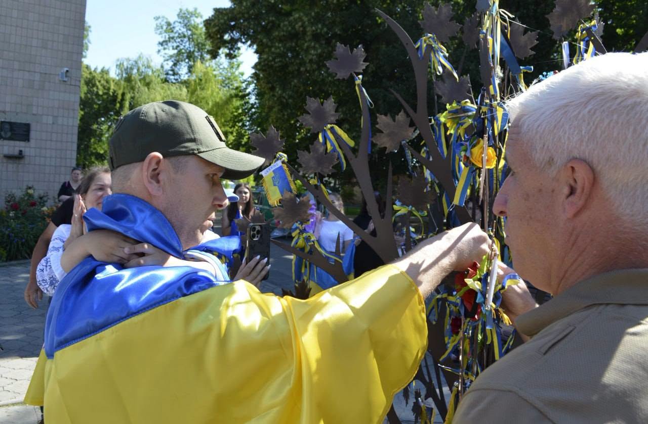 Онук міцно обіймав дідуся: у Звенигородці зустріли звільненого із полону Героя - фото 4