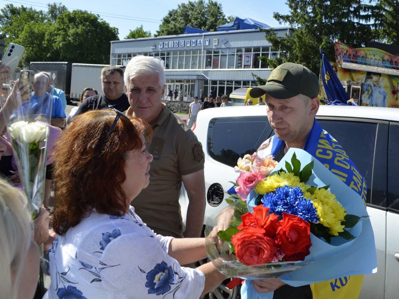 Онук міцно обіймав дідуся: у Звенигородці зустріли звільненого із полону Героя - фото 5