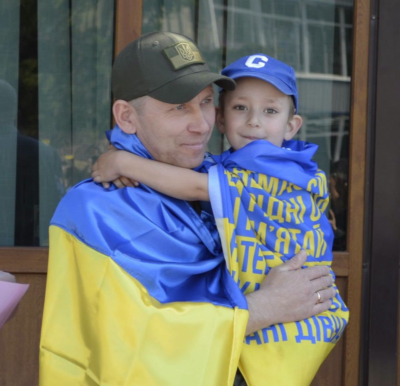 Онук міцно обіймав дідуся: у Звенигородці зустріли звільненого із полону Героя - фото 6