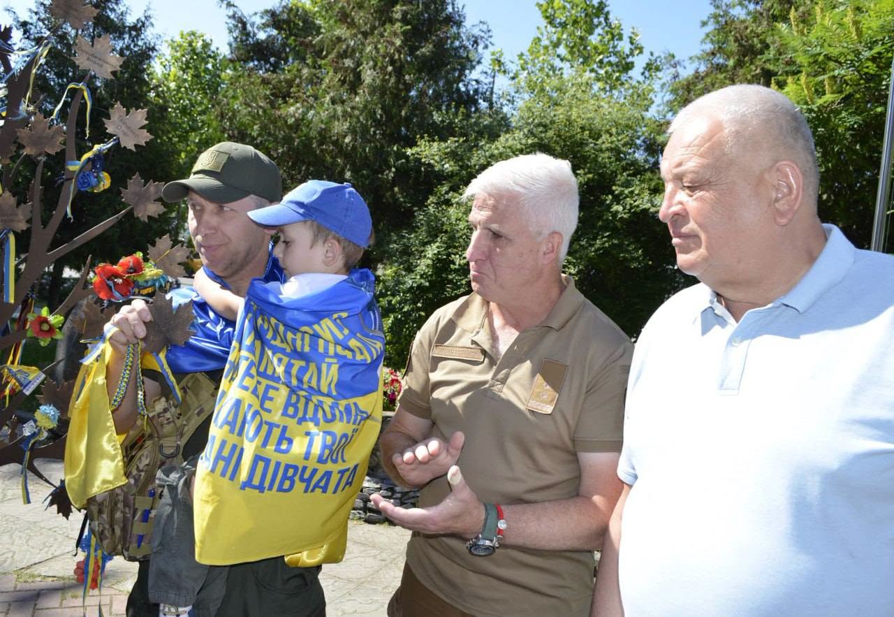 Онук міцно обіймав дідуся: у Звенигородці зустріли звільненого із полону Героя - фото 8