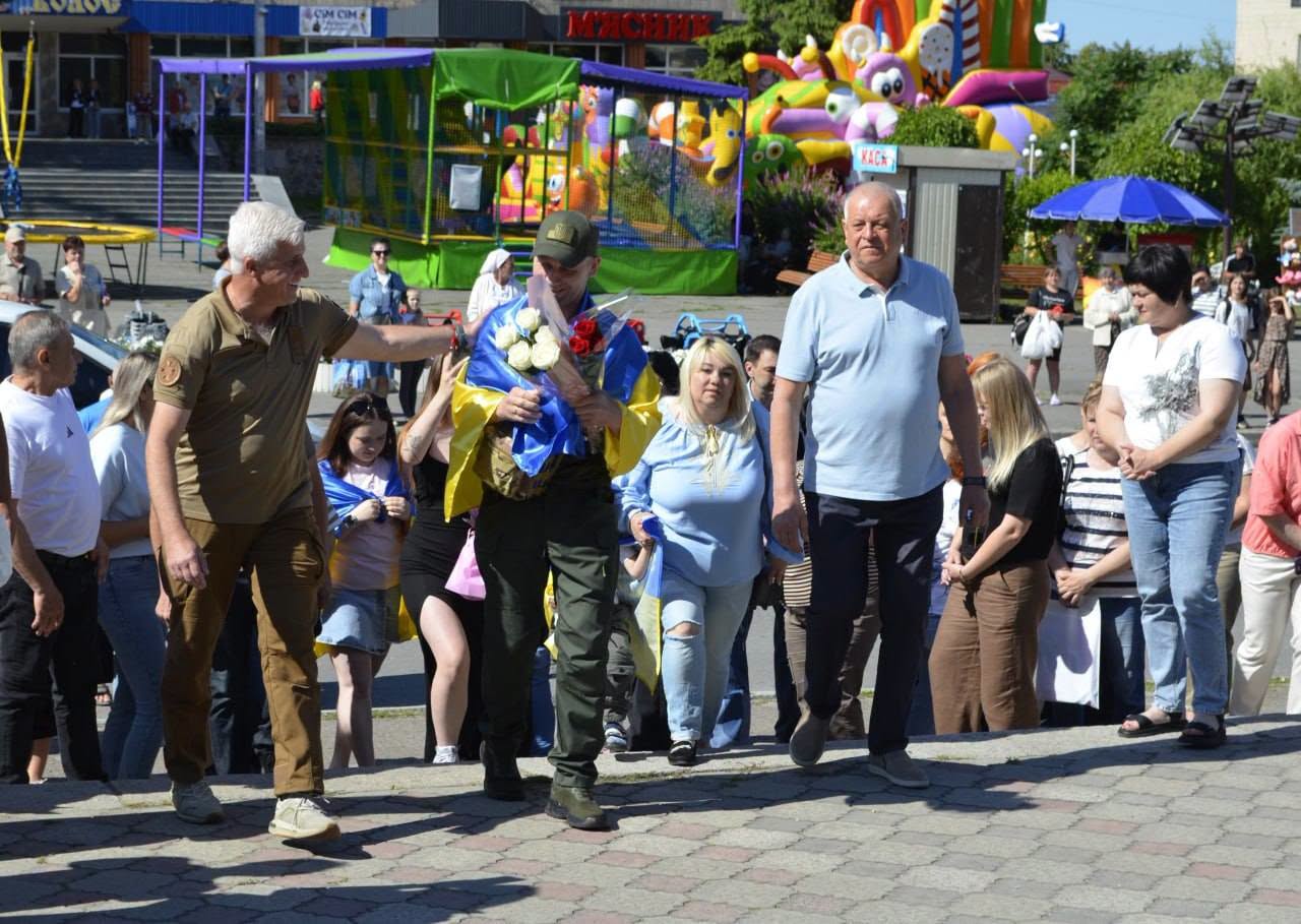 Онук міцно обіймав дідуся: у Звенигородці зустріли звільненого із полону Героя - фото 9
