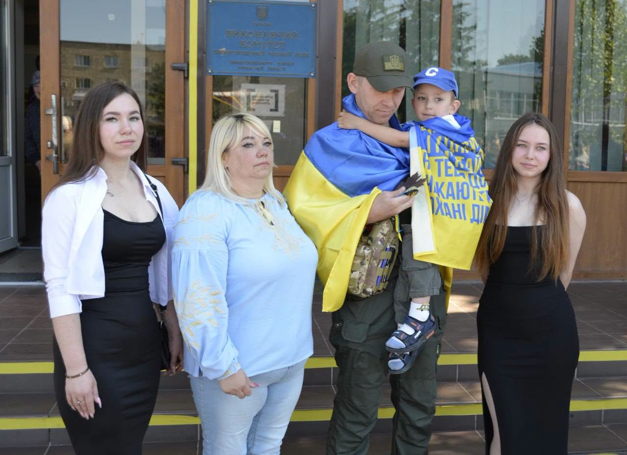 Онук міцно обіймав дідуся: у Звенигородці зустріли звільненого із полону Героя - фото 10