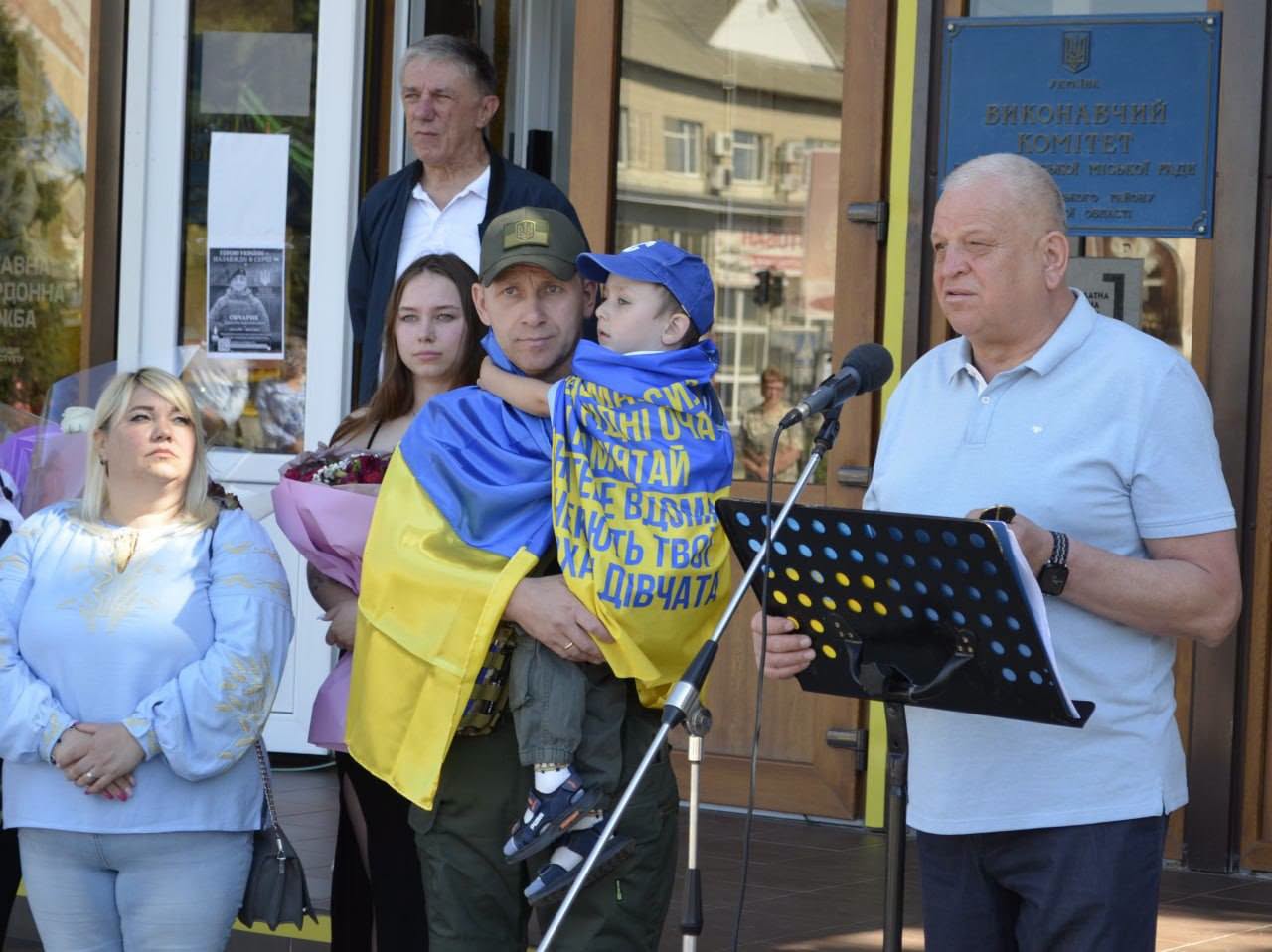 Онук міцно обіймав дідуся: у Звенигородці зустріли звільненого із полону Героя - фото 11