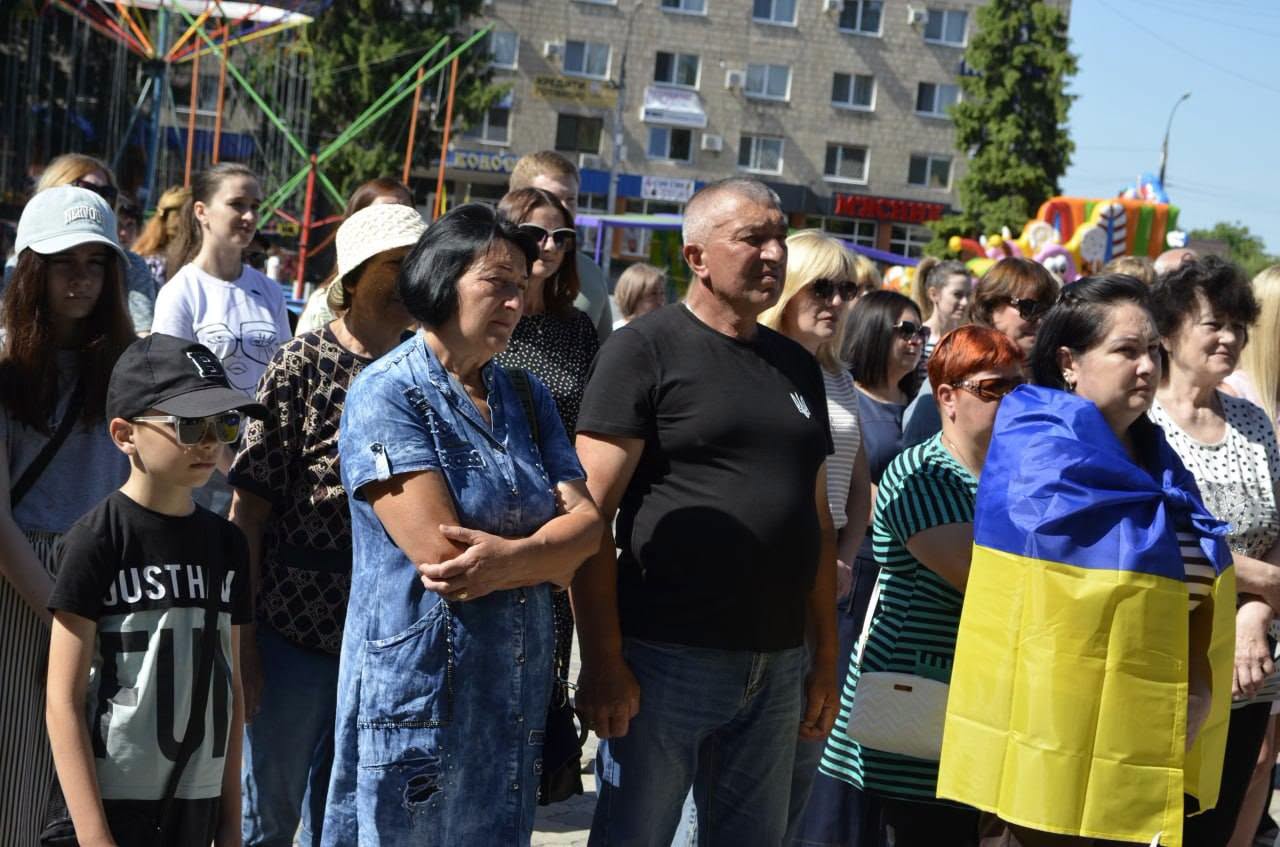 Онук міцно обіймав дідуся: у Звенигородці зустріли звільненого із полону Героя - фото 12