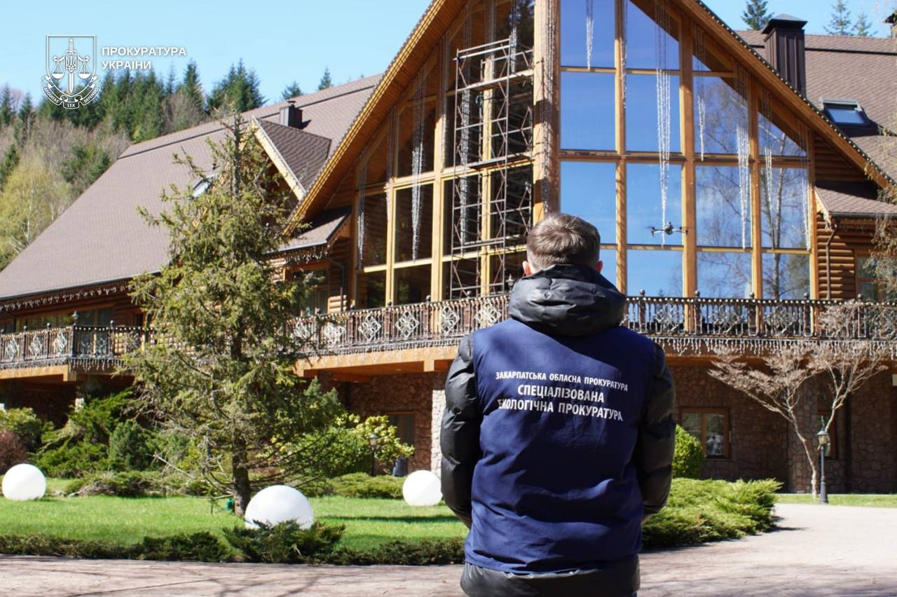 Дача Медведчука на 220 га державного лісу: повідомлено про підозру шістьом учасникам схеми