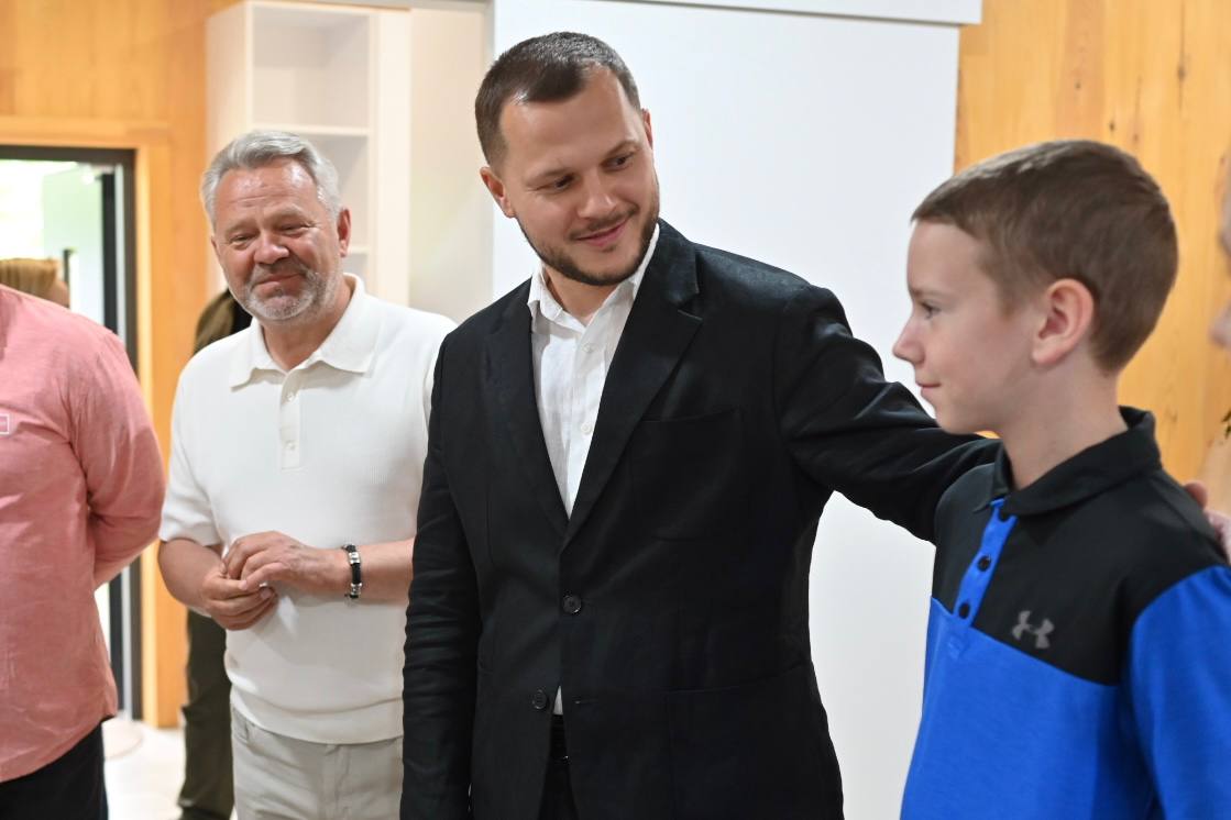 У Бучі багатодітна прийомна родина отримала новий будинок та атомобіль - фото 7