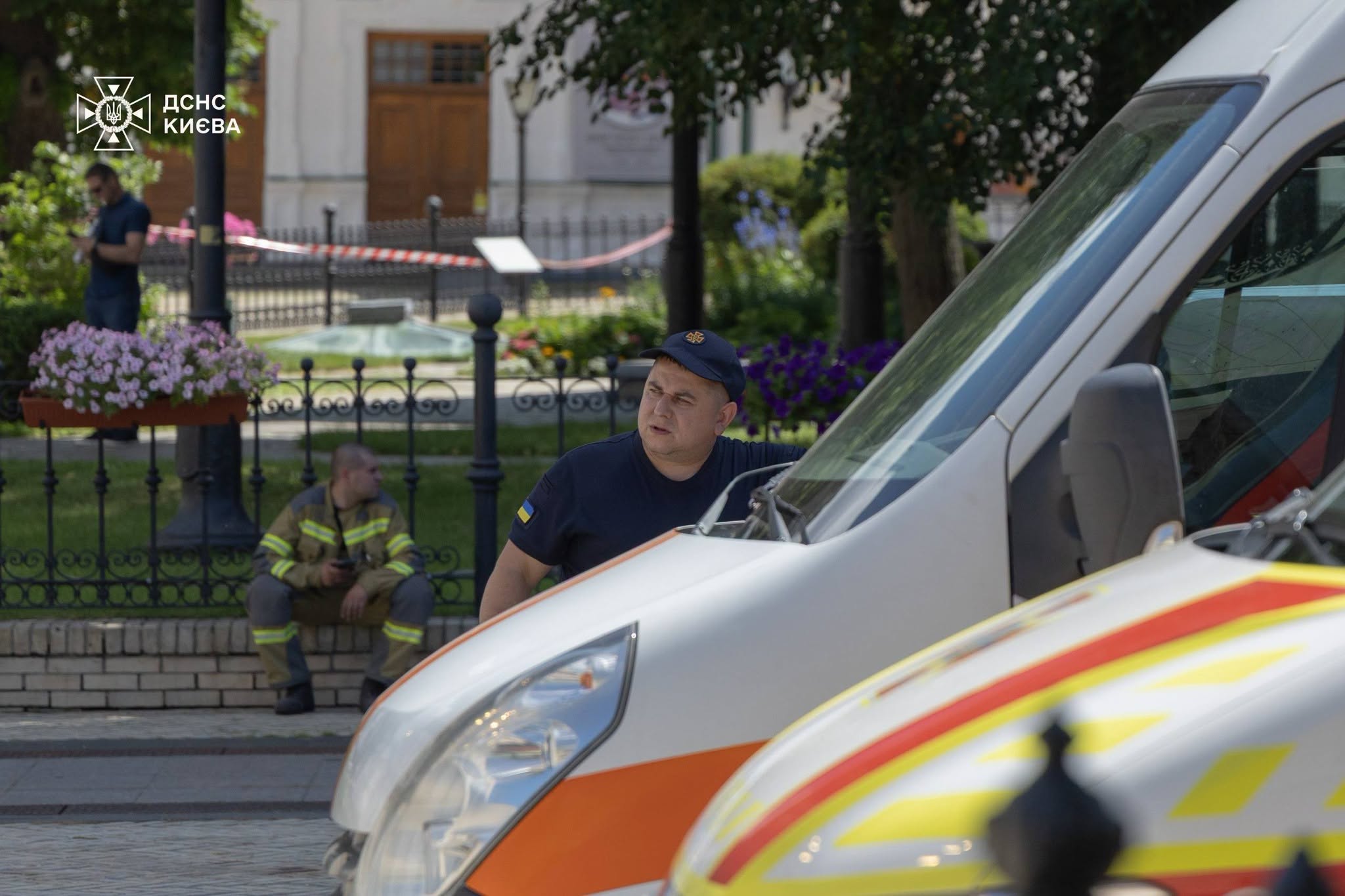 У Києві триває ліквідація наслідків обстрілу Свято-Успенського собору