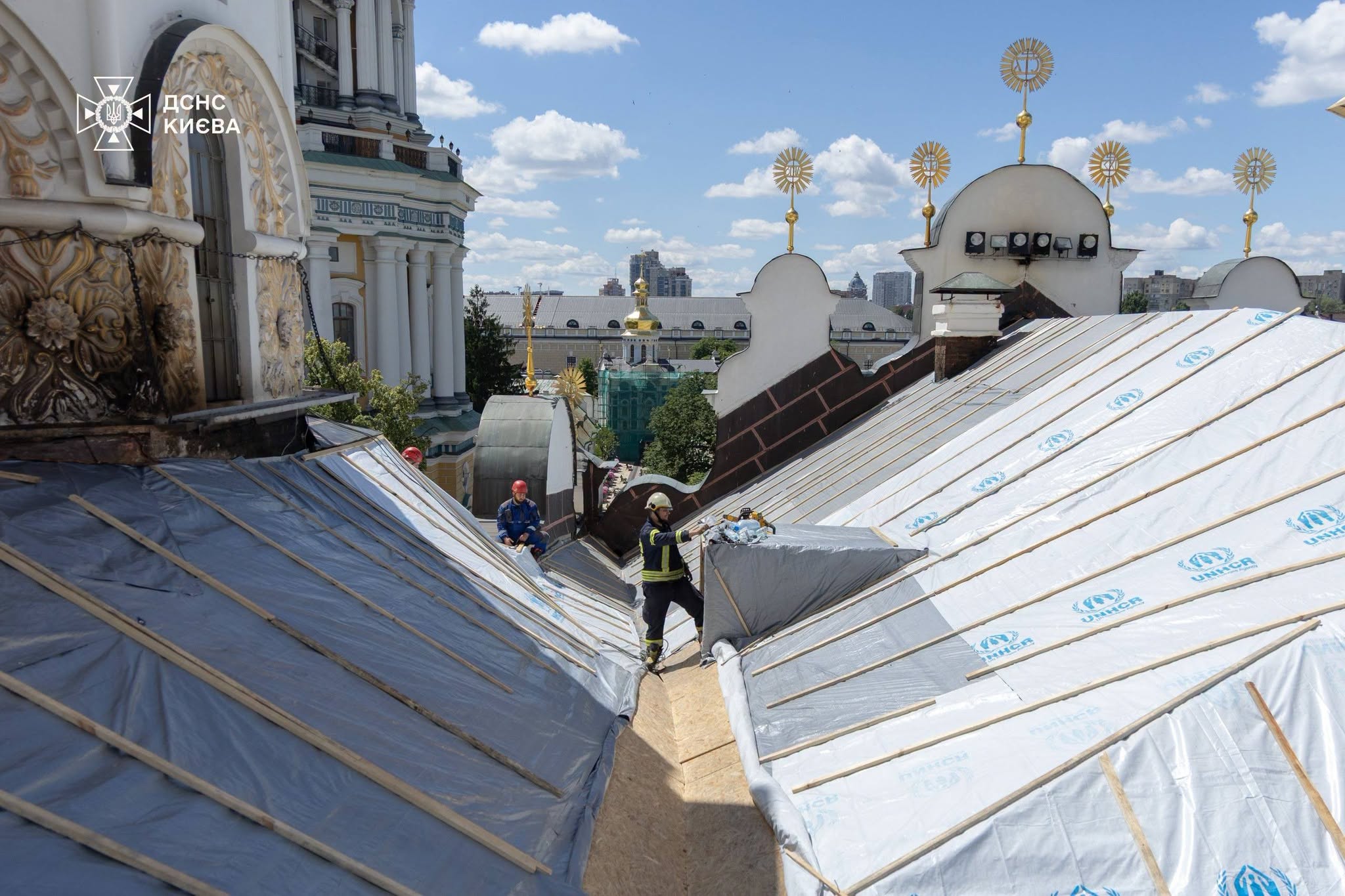 У Києві триває ліквідація наслідків обстрілу Свято-Успенського собору - фото 2