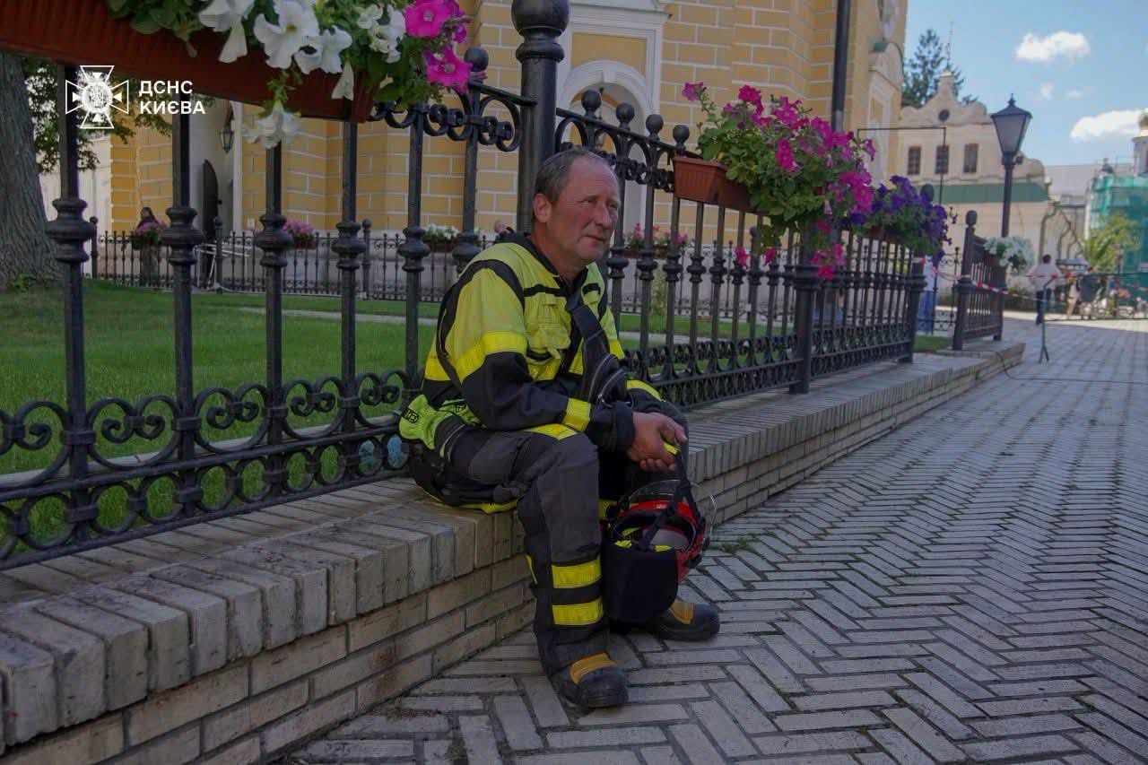 У Києві триває ліквідація наслідків обстрілу Свято-Успенського собору - фото 5