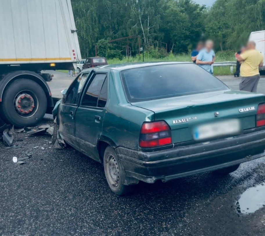 На Черкащині п’яний водій Renault в’їхав у вантажівку