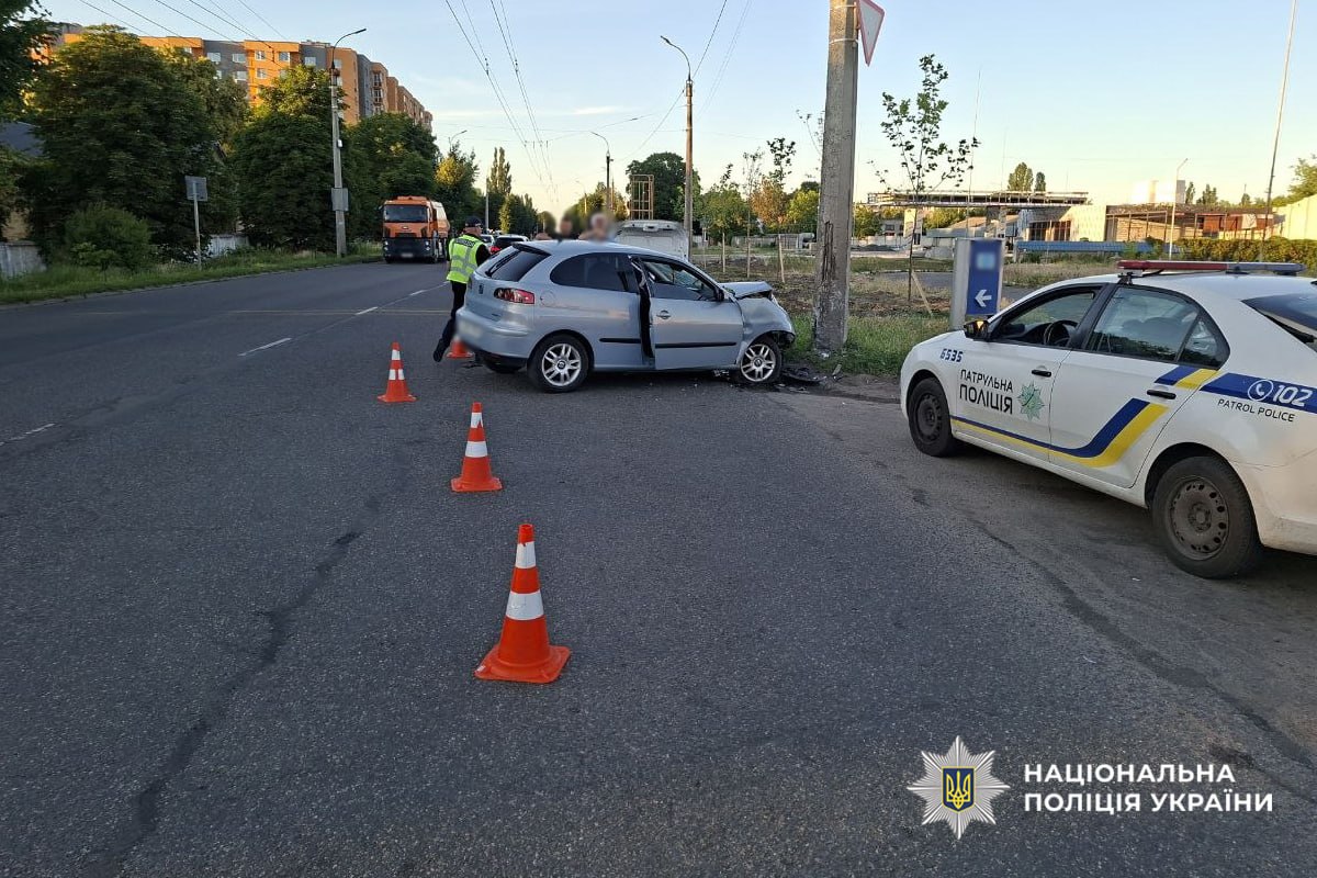 У Черкасах водій Seat протаранив стовп