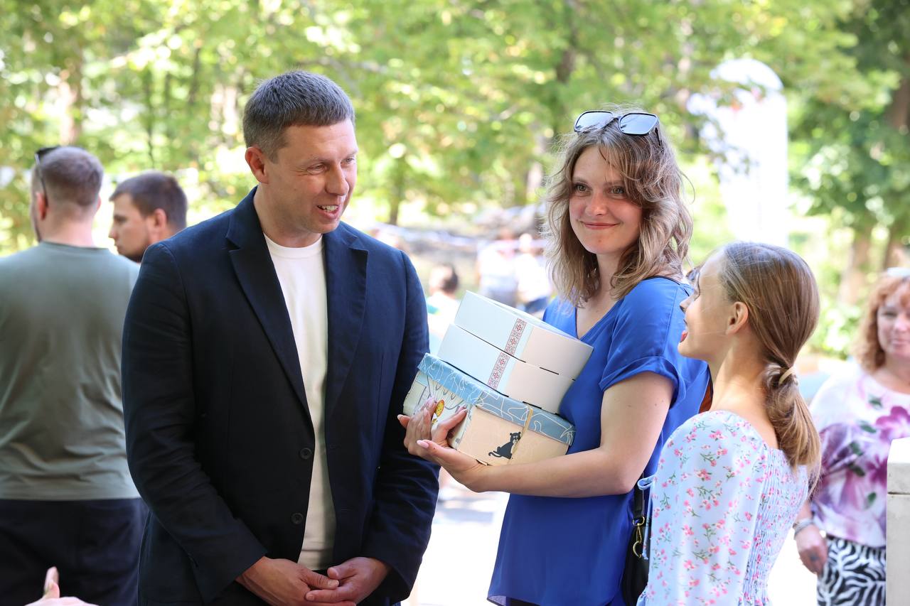 В Ірпені 97 дітей, чиї батьки віддали життя за Україну, отримали пам’ятні обереги «Батьківське серце» - фото 9