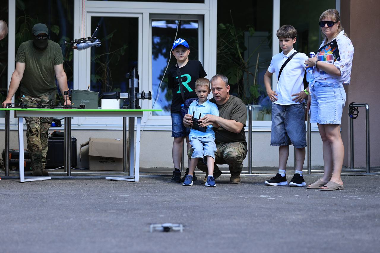В Ірпені 97 дітей, чиї батьки віддали життя за Україну, отримали пам’ятні обереги «Батьківське серце» - фото 4