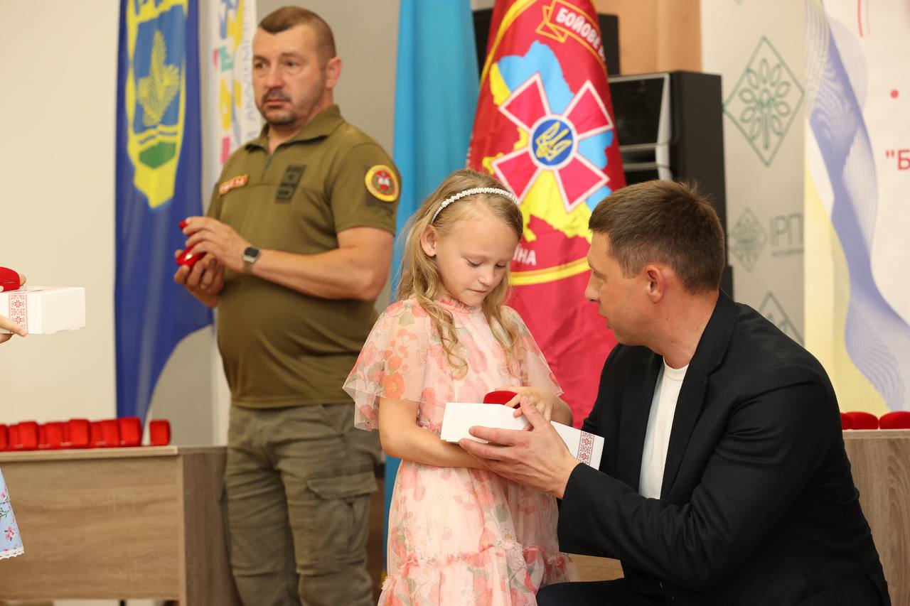В Ірпені 97 дітей, чиї батьки віддали життя за Україну, отримали пам’ятні обереги «Батьківське серце»