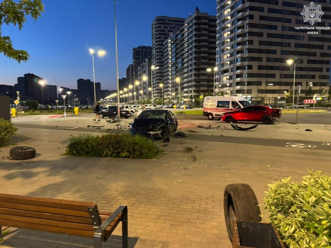У Києві нетверезий неповнолітній на Tesla протаранив дві припарковані автівки