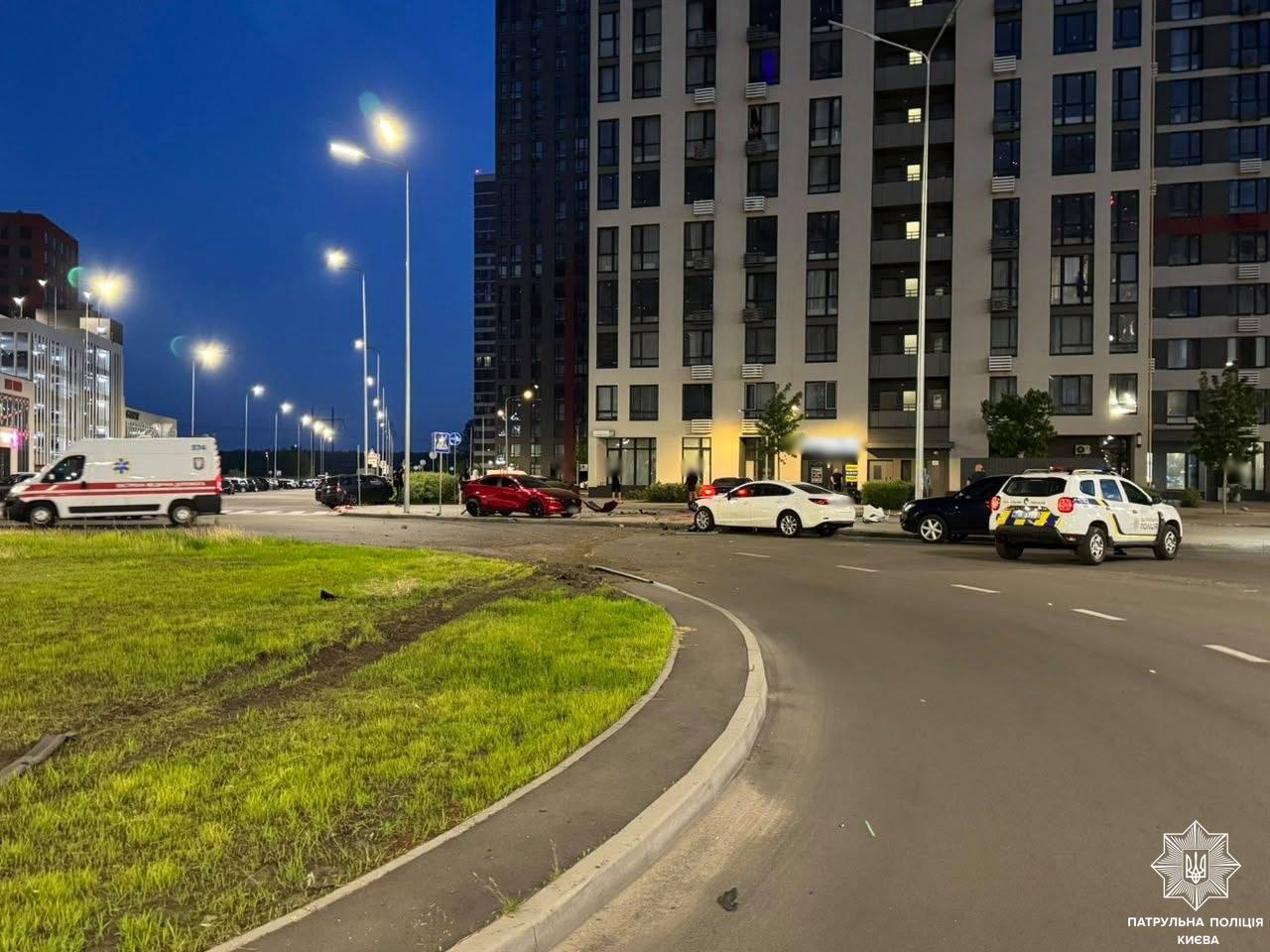 У Києві нетверезий неповнолітній на Tesla протаранив дві припарковані автівки - фото 2