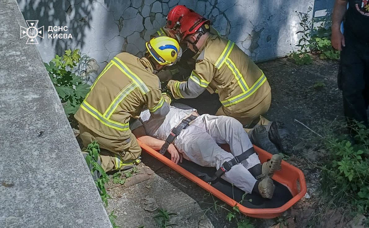 У Києві надзвичайники врятували чоловіка, який травмувався після падіння в яму