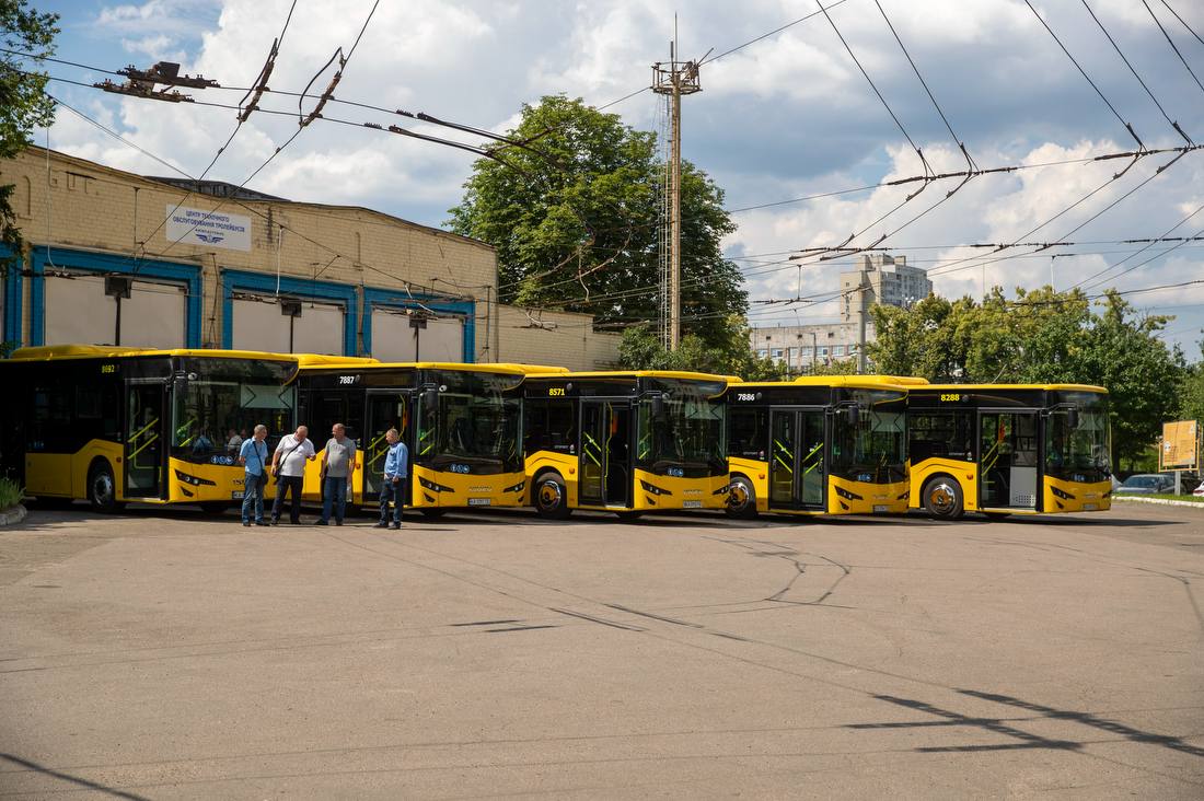 На столичні маршрути вийшли нові сучасні низькопідлогові тролейбуси та автобуси - фото 3