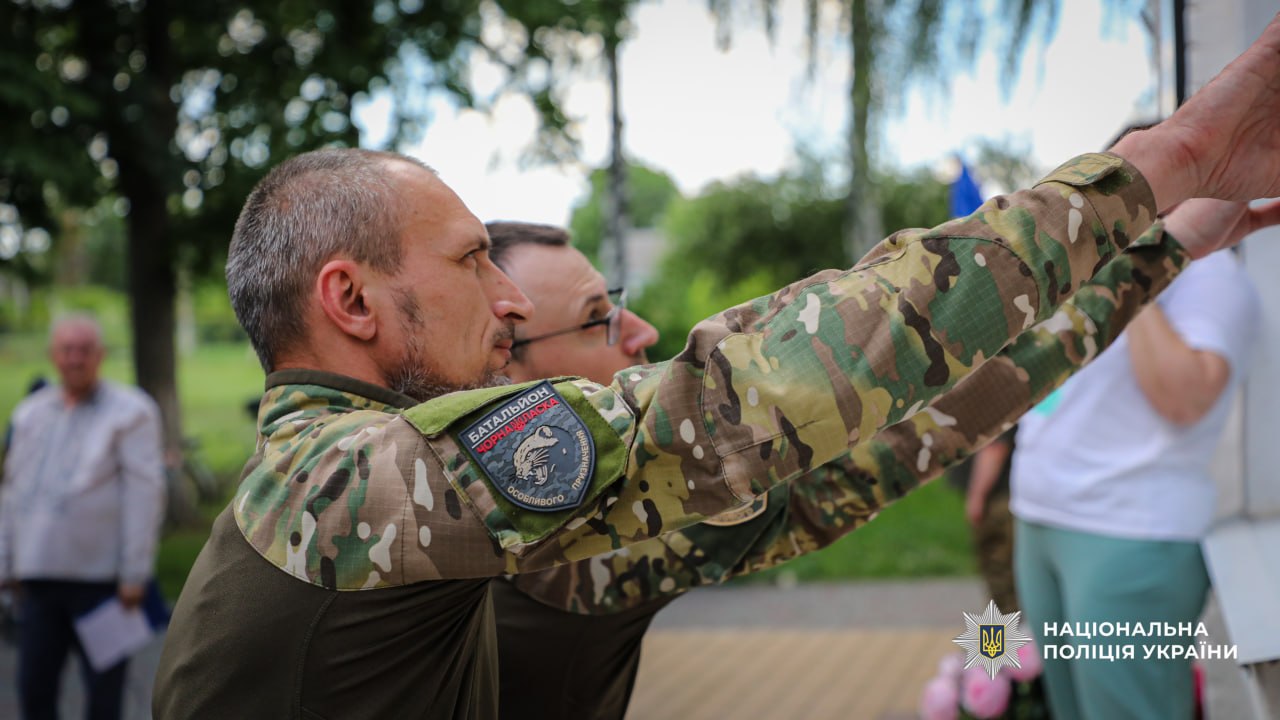На Черкащині відкрили меморіальну дошку поліцейському Євгенію Крамаренку - фото 8