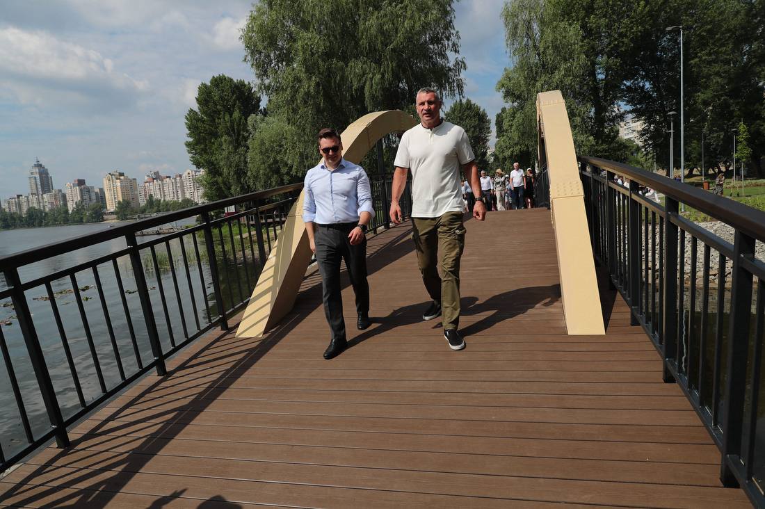 У Києві відкрили Вільнюський сквер та пішохідний міст - фото 6