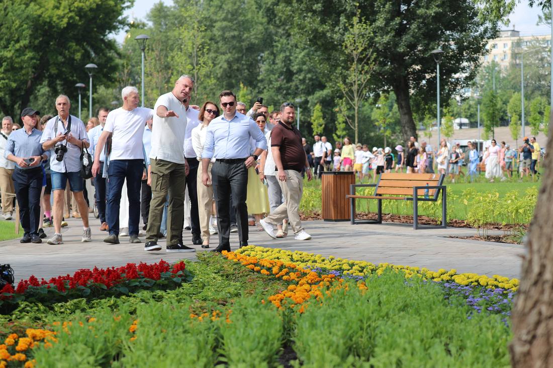 У Києві відкрили Вільнюський сквер та пішохідний міст - фото 4