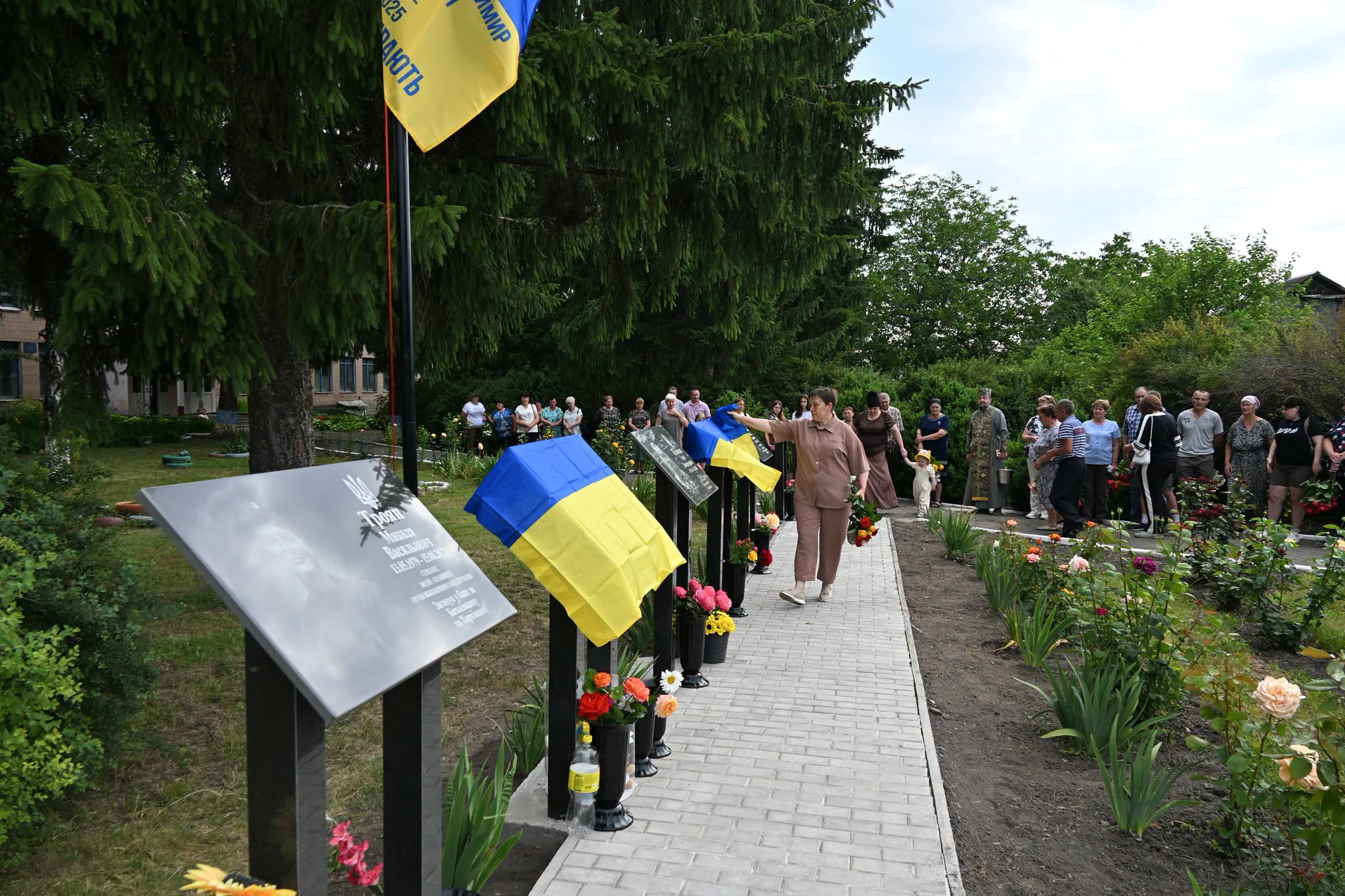 Меморіальні дошки загиблим воїнам відкрили у громаді Черкащини. Фото - фото 7