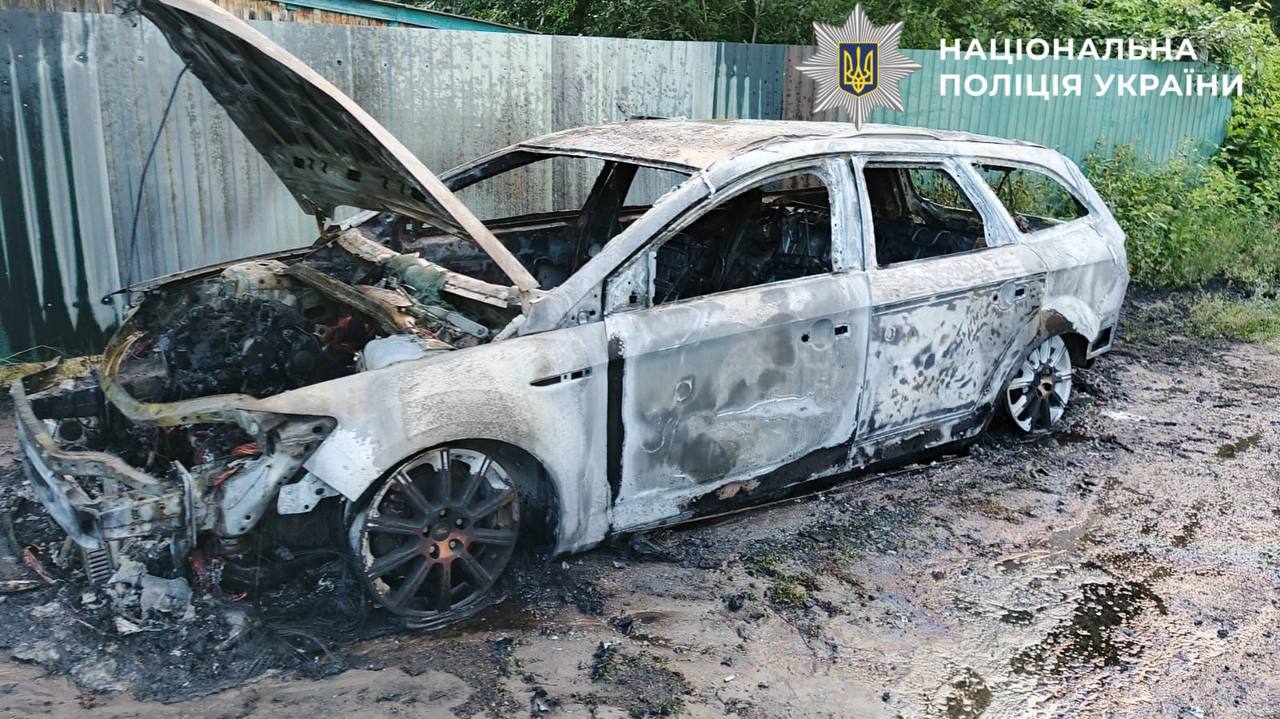 На Київщині військовий у СЗЧ спалив два автомобілі сусідки