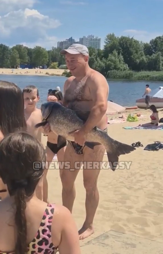У Черкасах чоловік руками спіймав велетенську рибу
