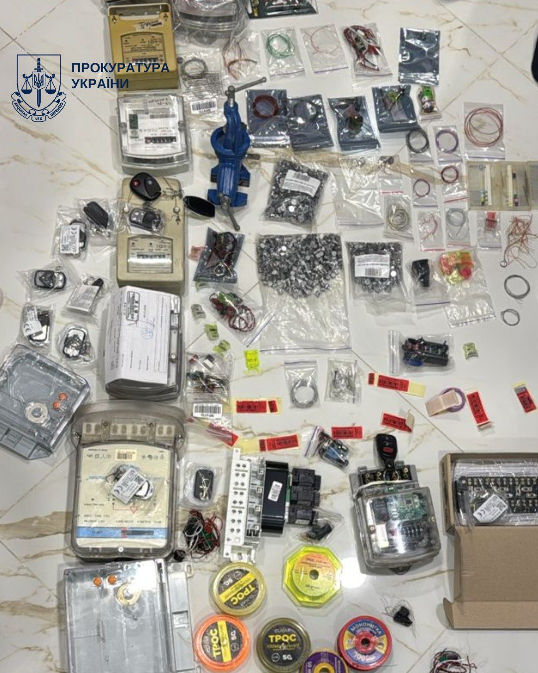 У Києві викрили ділків, які за 2 500-5 000 доларів «скручували» лічильники газу та електроенергії