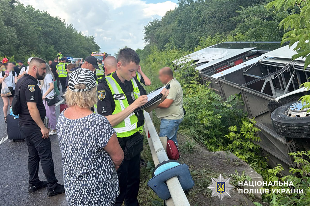 На трасі перекинувся автобус, що прямував з Києва до Болгарії: є постраждалі - фото 2