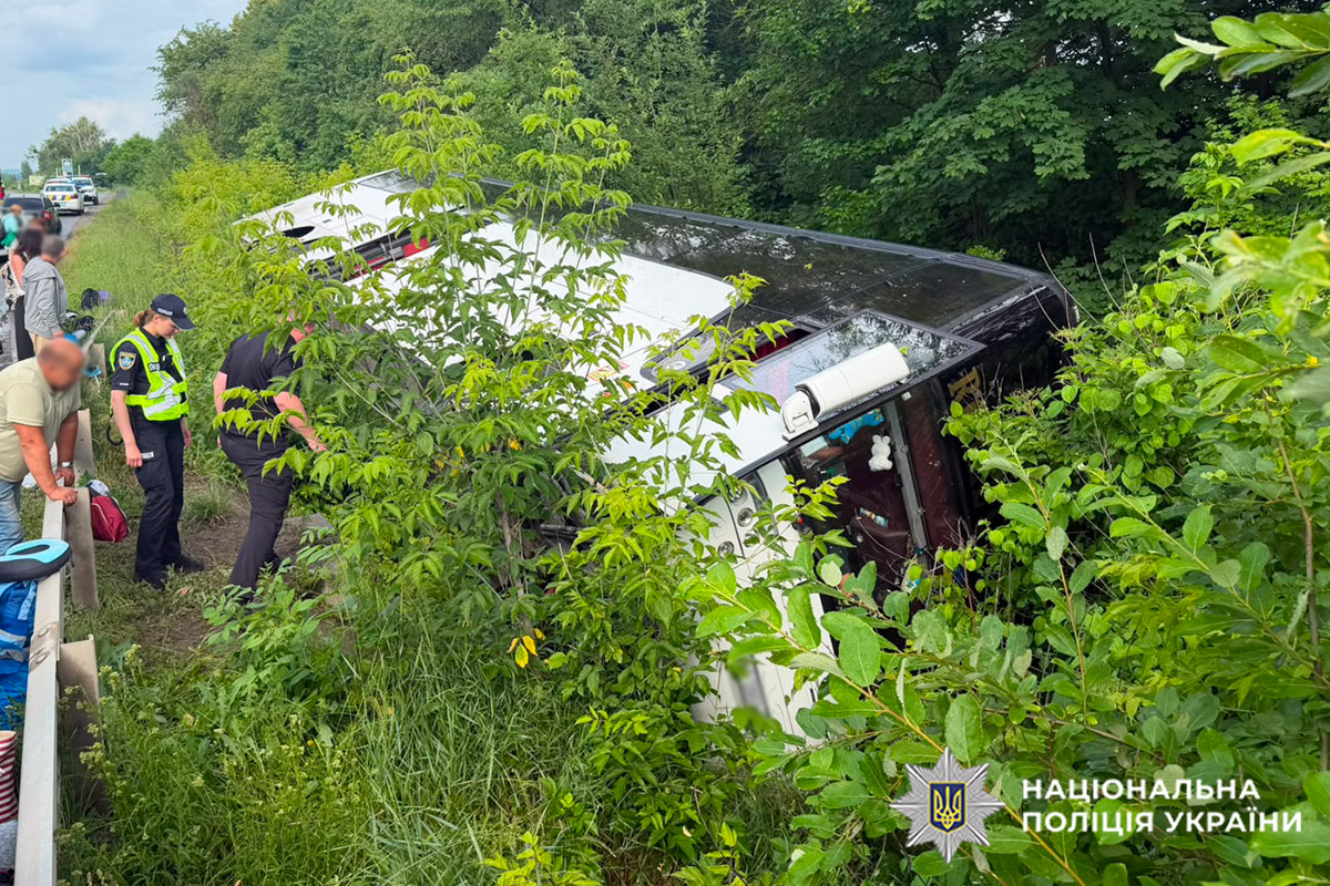 На трасі перекинувся автобус, що прямував з Києва до Болгарії: є постраждалі