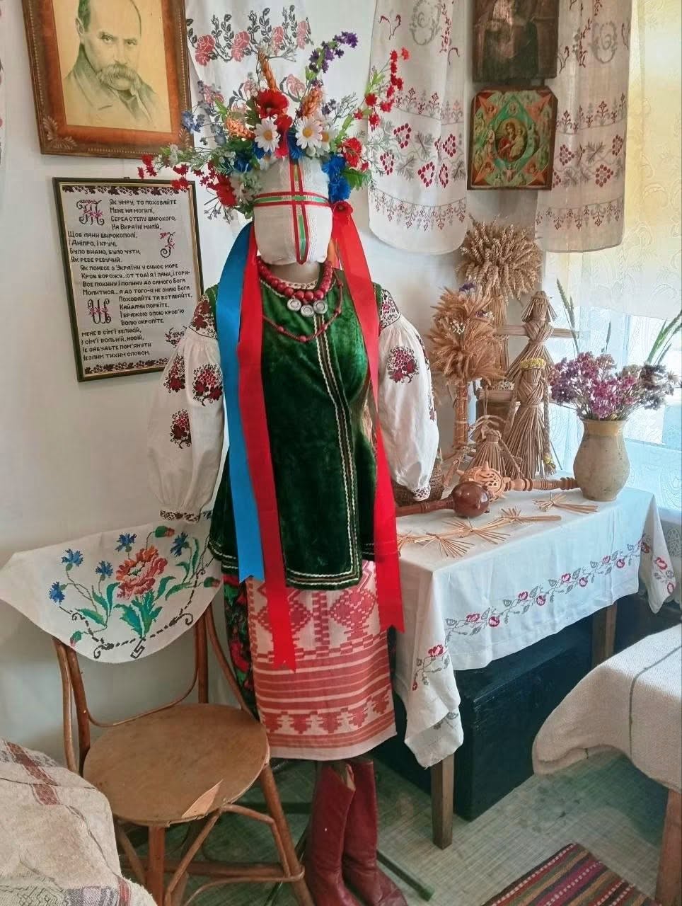 У Чигиринському ліцеї №2 показали українську світлицю. Фото