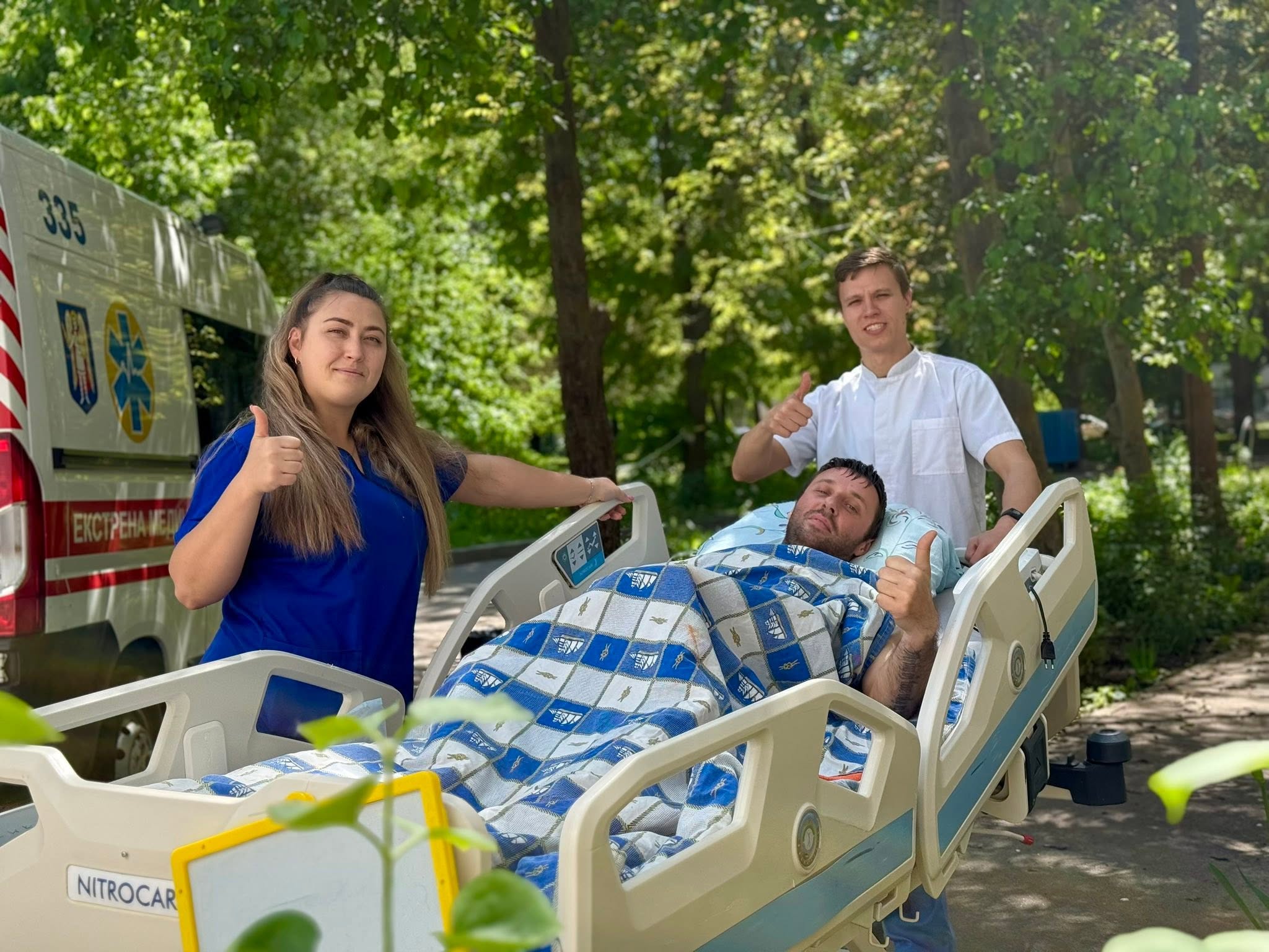 «Просто побачити небо»: у столичній лікарні для лежачих пацієнтів влаштовують особливі прогулянки - фото 3