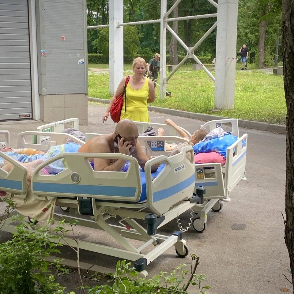 «Просто побачити небо»: у столичній лікарні для лежачих пацієнтів влаштовують особливі прогулянки - фото 2