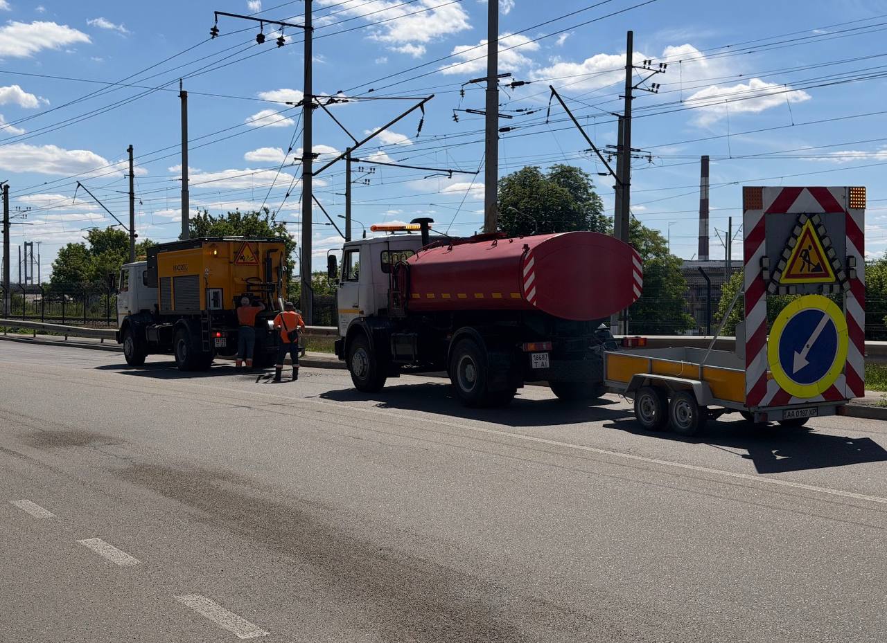 «Київавтодор» залив понад 124 кілометри тріщин на столичних дорогах - фото 4