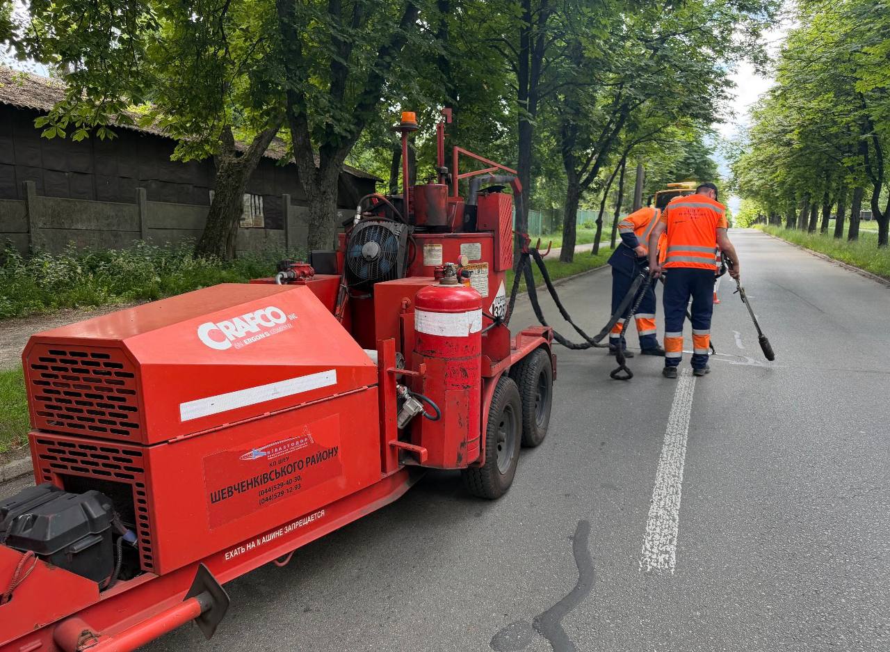 «Київавтодор» залив понад 124 кілометри тріщин на столичних дорогах - фото 3