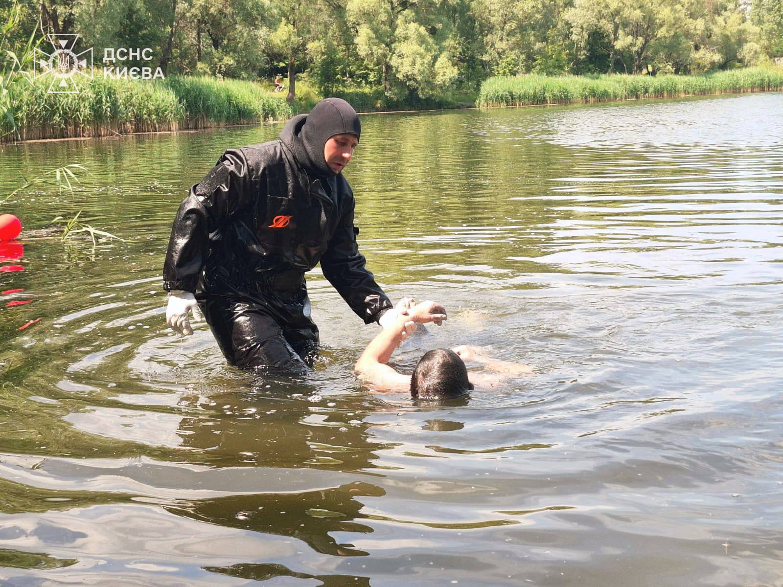На п’ятий день пошуків водолази знайшли тіло потонулого чоловіка в озері на Оболоні