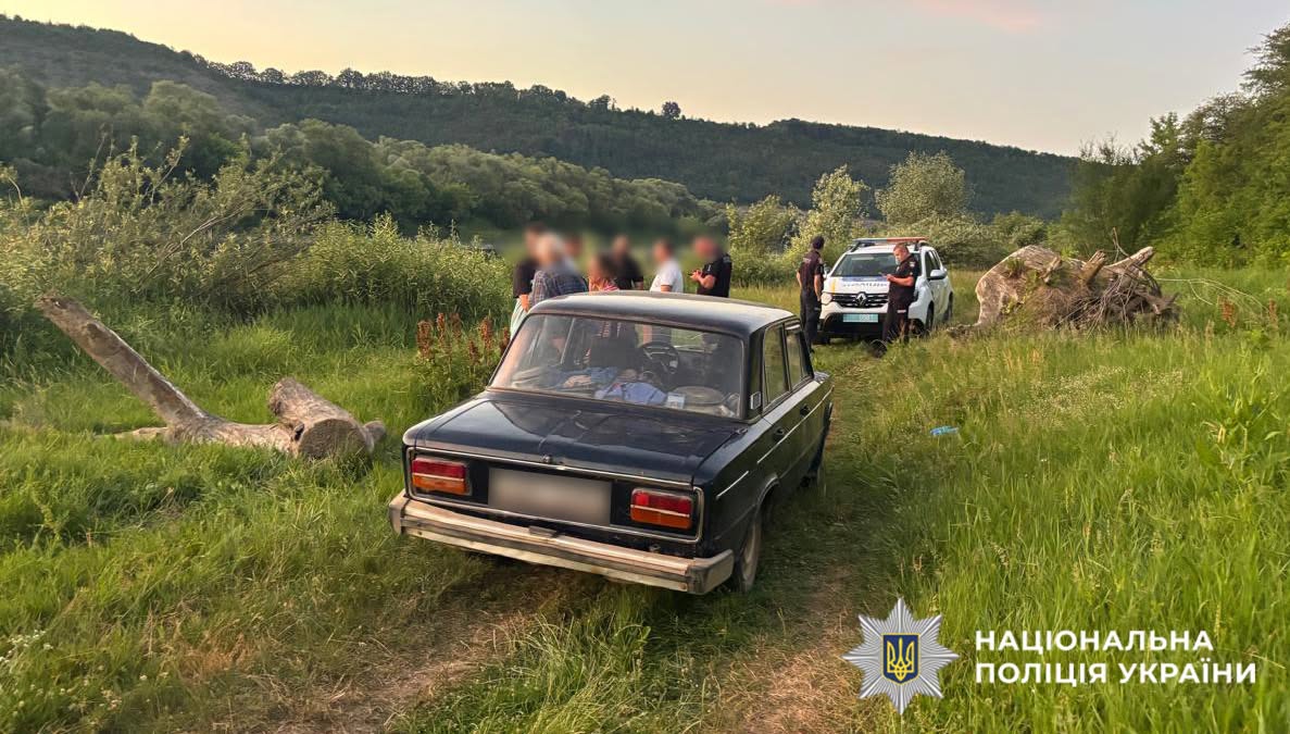 Тривають пошуки трьох дітей і чоловіка, які зникли на Дністрі