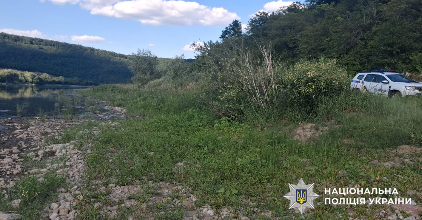 Тривають пошуки трьох дітей і чоловіка, які зникли на Дністрі - фото 2
