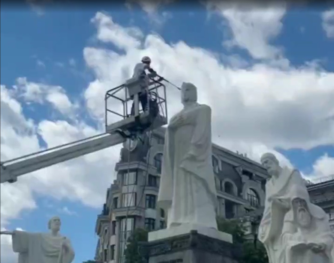 Перед Днем Конституції у Києві вперше відкрили пам’ятники після захисної консервації