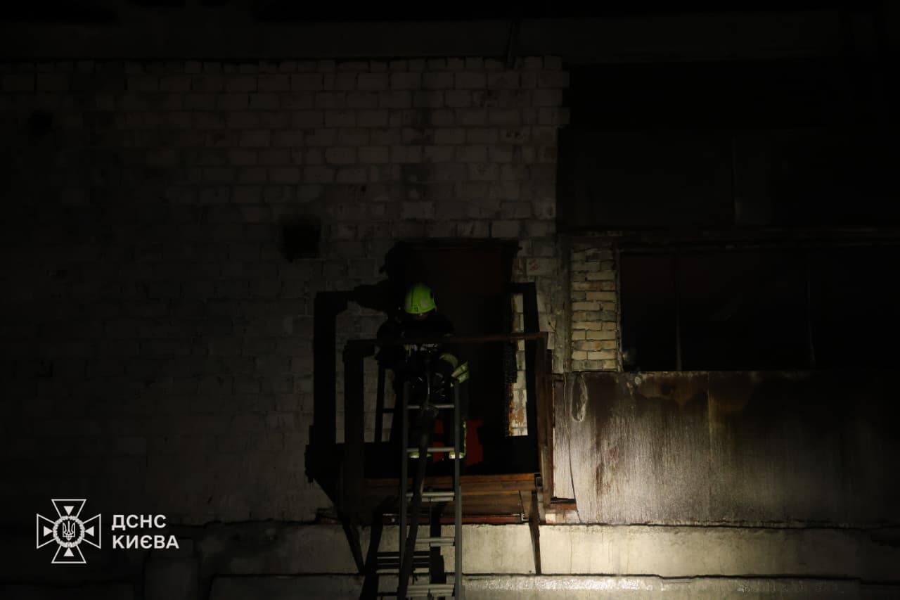 Столичні рятувальники ліквідували пожежу спричинену російським обстрілом