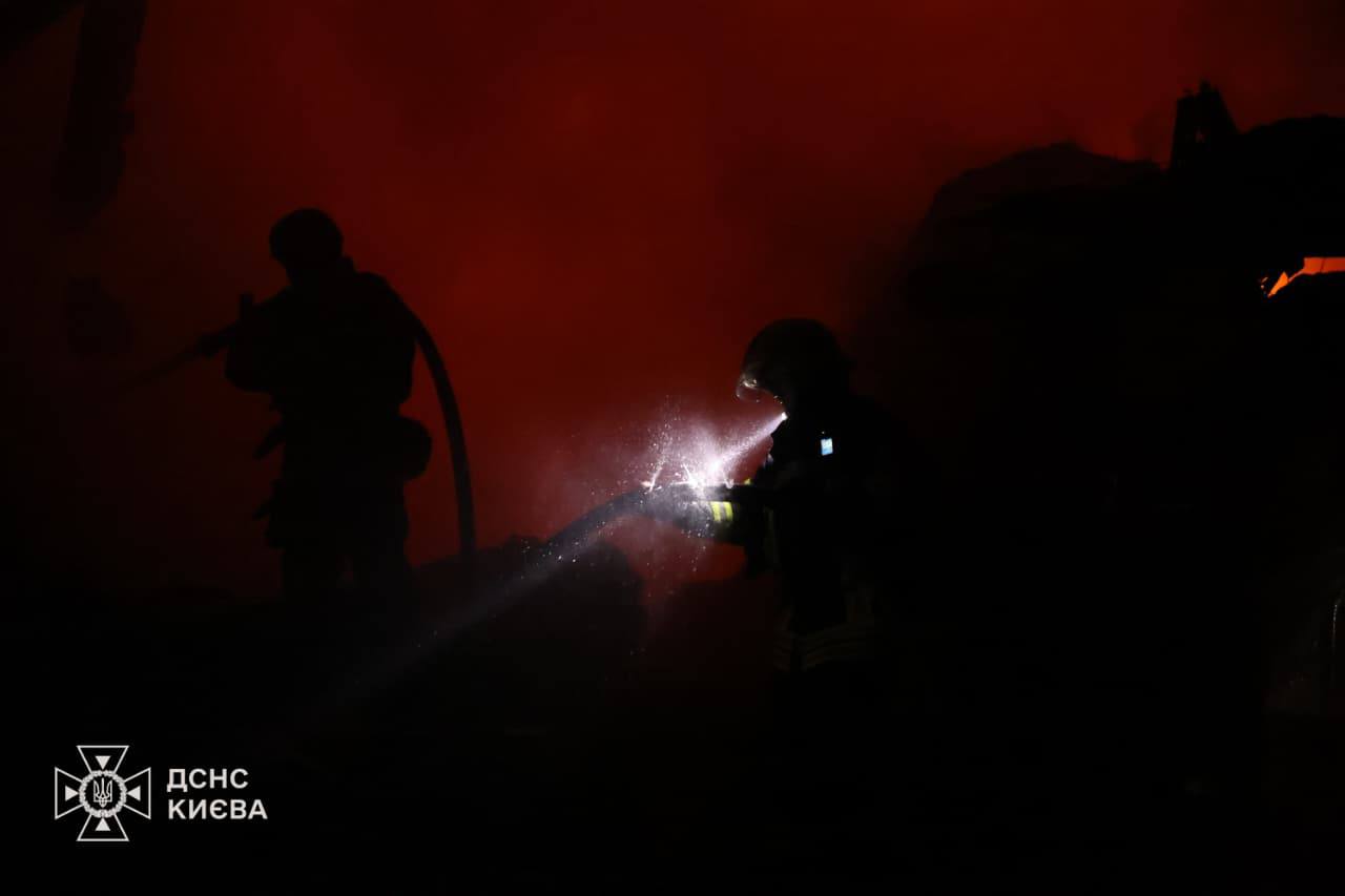 Столичні рятувальники ліквідували пожежу спричинену російським обстрілом - фото 2