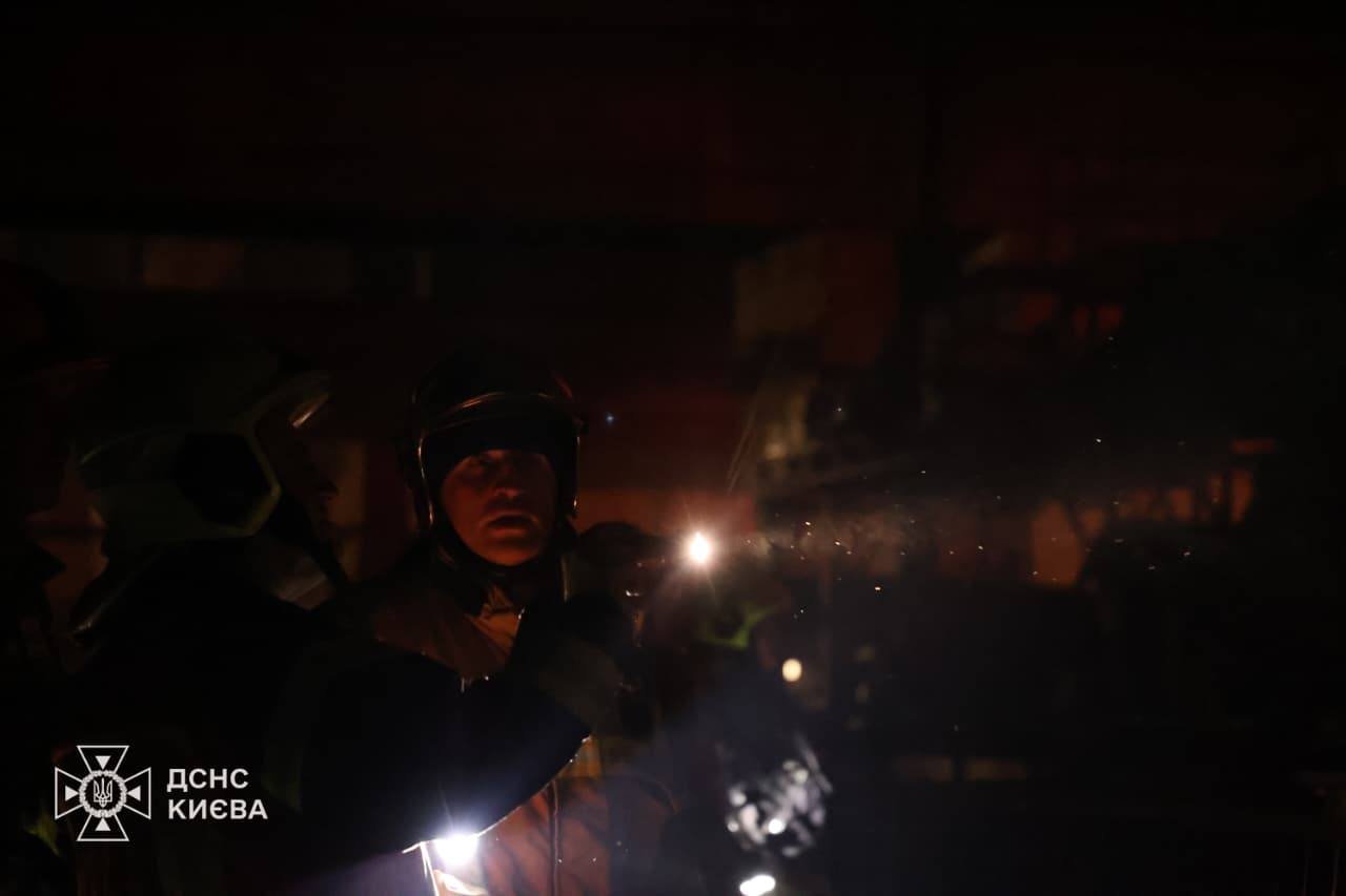 Столичні рятувальники ліквідували пожежу спричинену російським обстрілом - фото 4